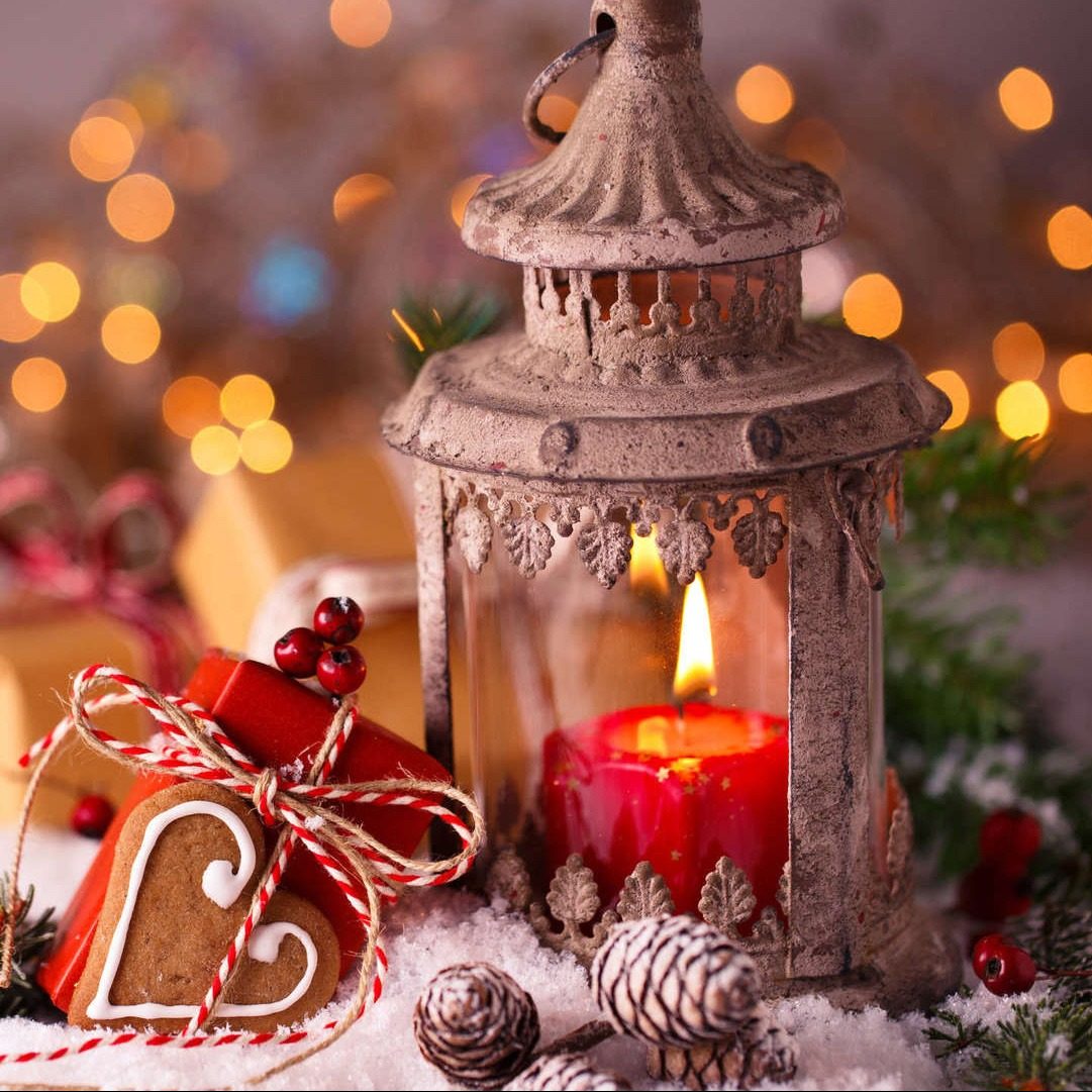 candle_with_decoration_in_shallow_background_of_yellow_lights_hd_christmas_wallpaper_desktop